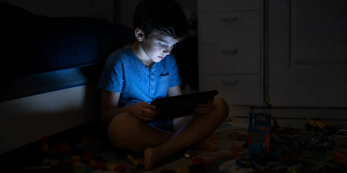 TDAH e Telas: Como o Tempo de Celular Afeta Crianças com Déficit de Atenção