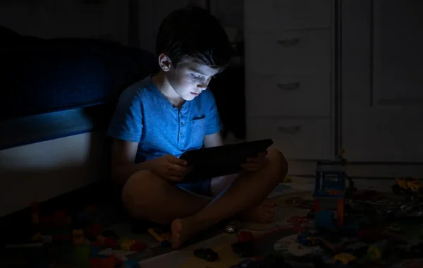 TDAH e Telas: Como o Tempo de Celular Afeta Crianças com Déficit de Atenção